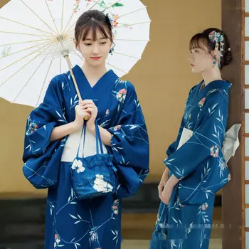 Pagerėjo kimono stiliaus chalatas su spalvingas, ranka tempti stiliaus, susivėlęs filialai modelis ir vėjo žavisi klevas portretas suknelė